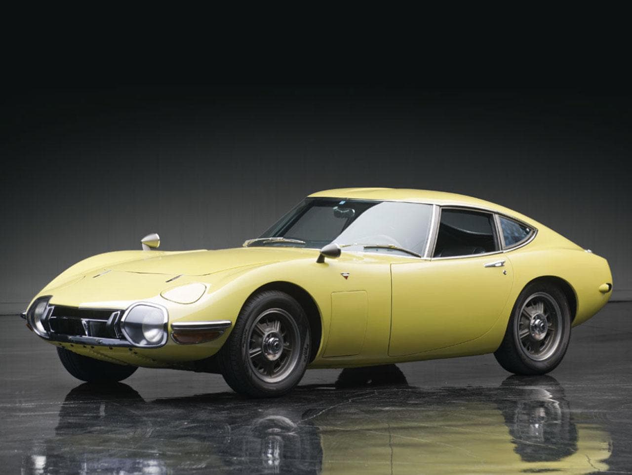 <h3 class="cms-h3-H3">21. Toyota 2000GT 1967 - 1970 </h3>
<br>
<br>
<b>Diseñado por Satoru Nozaki.</b>
<br>
<br>El auto que eventualmente se convirtió en el GT2000 fue diseñado originalmente por Yamaha para Nissan. Después de que Nissan rechazara el proyecto, Yamaha se lo propuso a Toyota quien lo aceptó, pero no sin antes comisionar un rediseño total de la carrocería a su diseñador 
<i>in house</i> Satoru Nozaki. Hoy el GT2000 es un codiciado auto de colección admirado por su belleza imperecedera. Toyota nunca produjo un GT2000 convertible, lo cual es un punto de confusión ya que los productores del filme de James Bond 
<b>You Only Live Twice </b>(1967) crearon un modelo convertible para ser usado en la película.