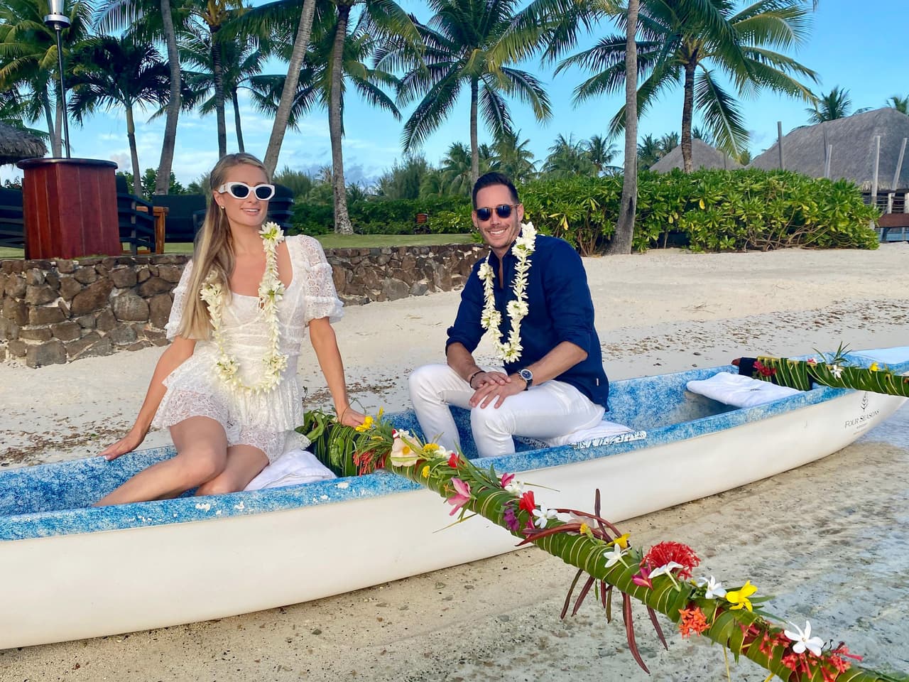 Utilizando un vestido corto color arena de encaje y transparencias, la DJ fue fotografiada recorriendo los rincones del destino turístico. Él la acompañó usando un pantalón blanco y una camisa azul eléctrico. Ambos llevaron un tradicional collar de flores al cuello.