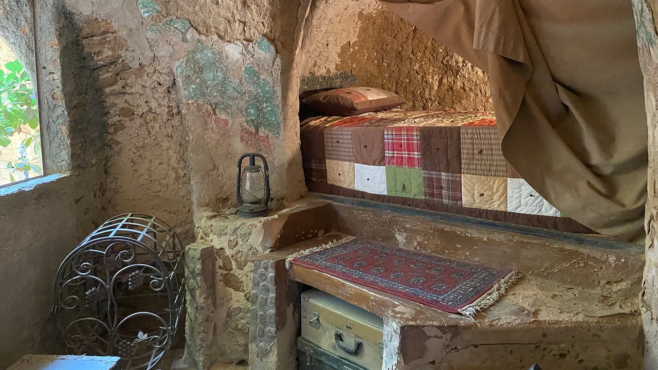 Durante 40 años cavó túneles, construyó pasadizos, instaló comedores e hizo florecer árboles y flores desde el subsuelo.