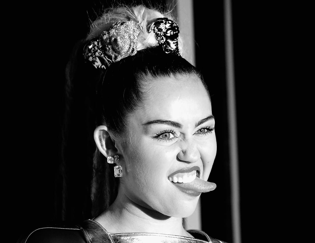 "Todos hacemos entrevistas y sabemos cómo la prensa manipula las respuestas. Felicitaciones Nicki", esa fue la respuesta de Miley ante la agresiva actitud de Nicki, quien desde ese momento le declaró la guerra.