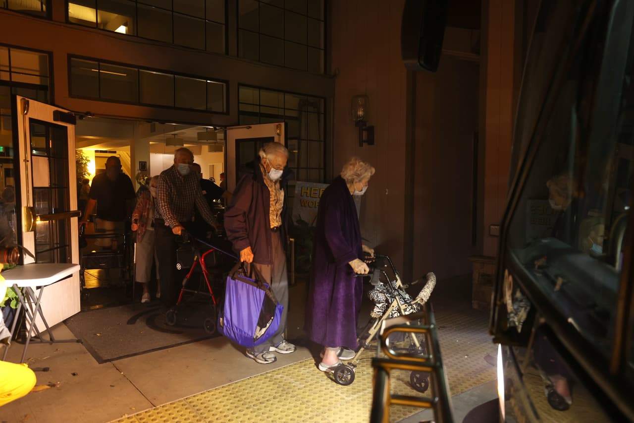 Los residentes del asilo para personas de la tercera edad Oakmont Gardens tuvieron que ser evacuados del lugar. En incendio Shady, que después se unió al Glass, amenaza con llegar al centro de cuidado para adultos mayores.
