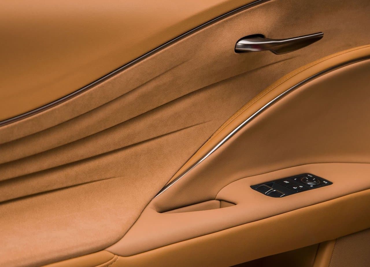 Un interior con un diseño que nos recuerda a modernas obras de arte y que nos da la sensación de estar a bordo de un auto aún más exclusivo. Es su alta calidad en materiales y fabricación lo que hace de este deportivo un excelente cupé de lujo.