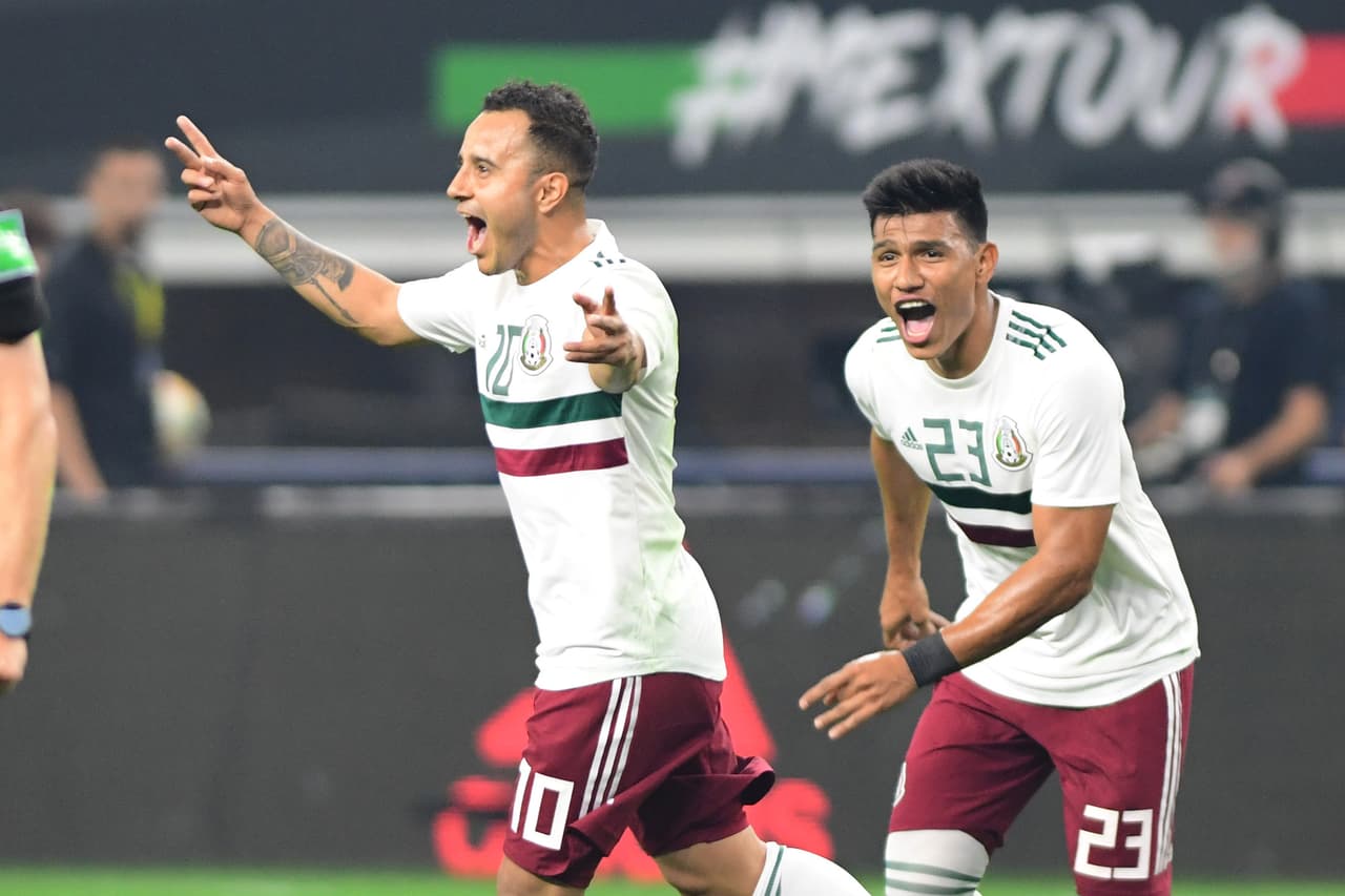 Luis Montes (izquierda) anotó el 2-1 de México al minuto 63', su quinto gol en el Tri, segundo en la era del Tata Martino.