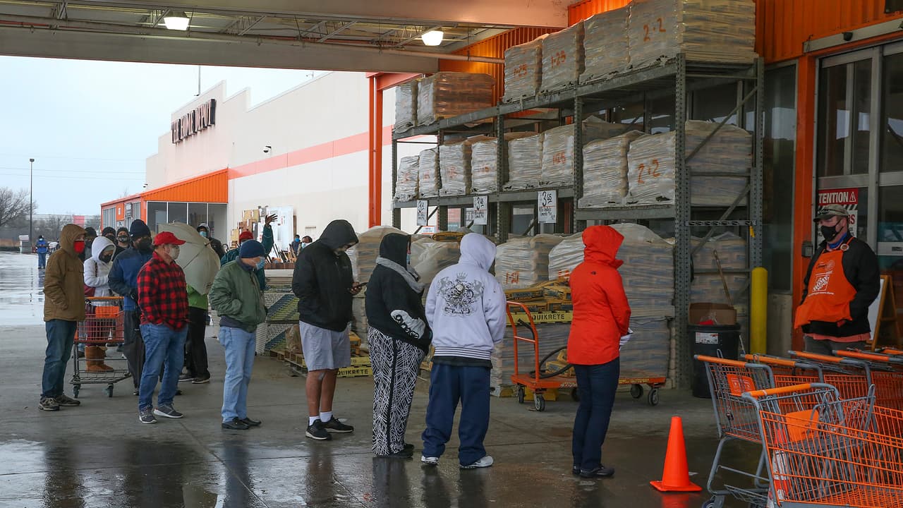 La falta de comida, gas y energía hace que la gente busque alternativas para sobrevivir durante el paso de la tormenta invernal.