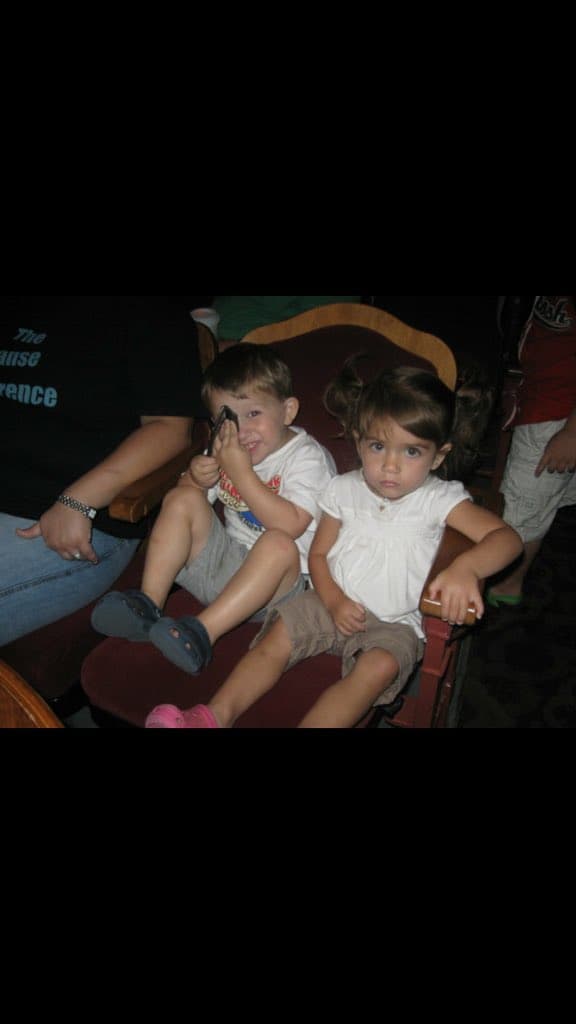 A pesar de que Merce y Mylee dicen ser novios, no tienen permitido salir.