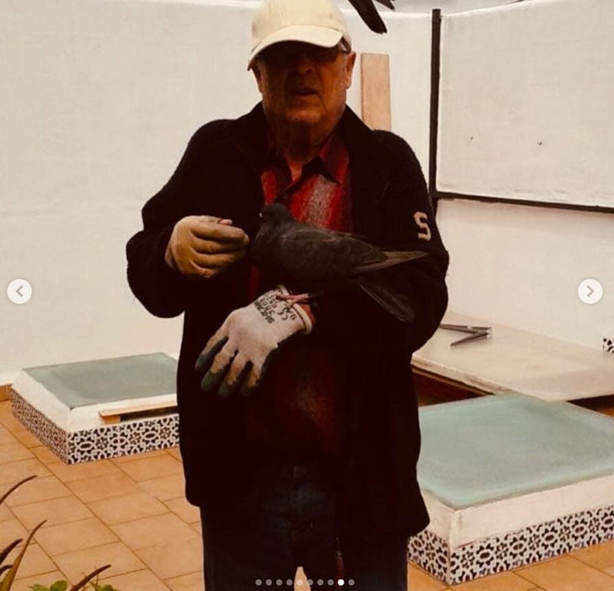 El español también compartió el dolor que le causa no tener la oportunidad de ofrecerle una "despedida digna". "
<b><a href="https://www.univision.com/noticias/salud/coronavirus-alargan-hasta-el-15-de-julio-declaracion-de-impuestos-california-ordena-cuarentena-y-ya-son-mas-de-10-000-los-fallecidos" target="_blank">Es duro no poder hacerle una despedida digna</a></b> (funeral o entierro) como él se merecía, pero lo más duro es no poder sentir el abrazo cálido de tus familiares y amigos en estos difíciles momentos", aseveró con referencia al 
<b><a href="https://www.univision.com/noticias/salud/el-coronavirus-tambien-puede-causar-una-epidemia-de-soledad" target="_blank">aislamiento social</a></b> que han solicitado las autoridades sanitarias ante la emergencia.
<br>