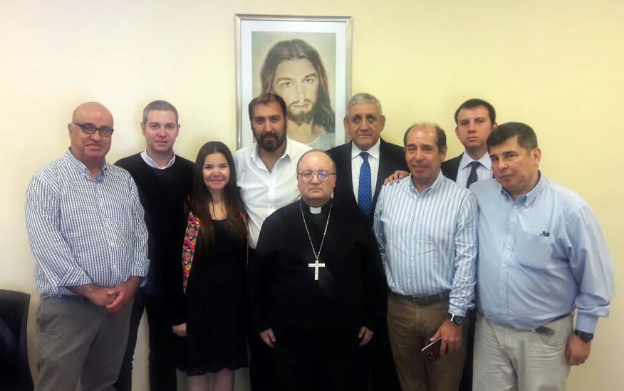 Esta fotografía publicada por Francisco Arévalo muestra al arzobispo Charles Scicluna, al centro, mientras posa para una fotografía con miembros de la congregación católica de los Hermanos Maristas, después de que Isaac Givovich, cuarto de izquierda a derecha, dio su testimonio como parte de una investigación de abuso sexual infantil en Santiago, Chile, el martes 27 de febrero de 2018. El segundo de izquierda a derecha es el sacerdote español Jordi Bartolomeu, que está apoyando a Scicluna. (Francisco Arévalo vía AP)