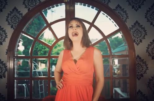 Gaby Spanic volvió a encarnar a Paola Bracho para hacer comerciales de Amazon, la popular tienda el línea.