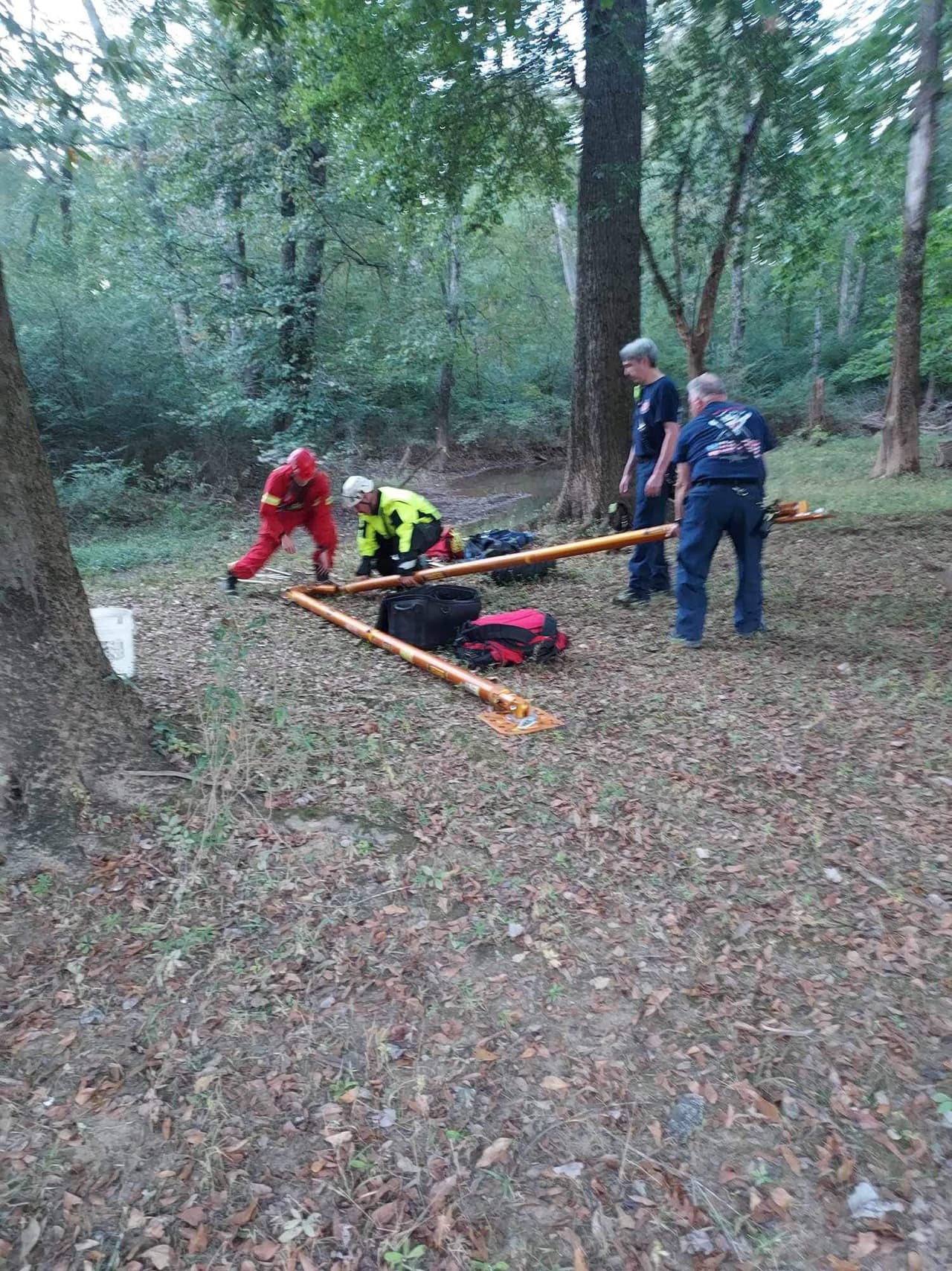 El Grupo de Respuesta a Animales Grandes del Condado de Cobb se asoció con el equipo de rescate de bomberos.
<br>