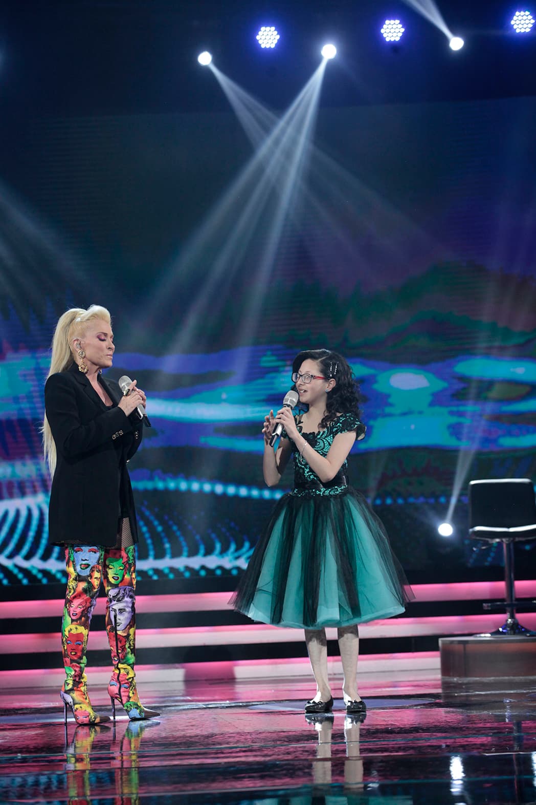 Para cantar al lado de Yuri, la jueza invitada, Taisia lució un vestido verde de fiesta y una cabellera ondulada. Los chinos tan marcados habían desaparecido.