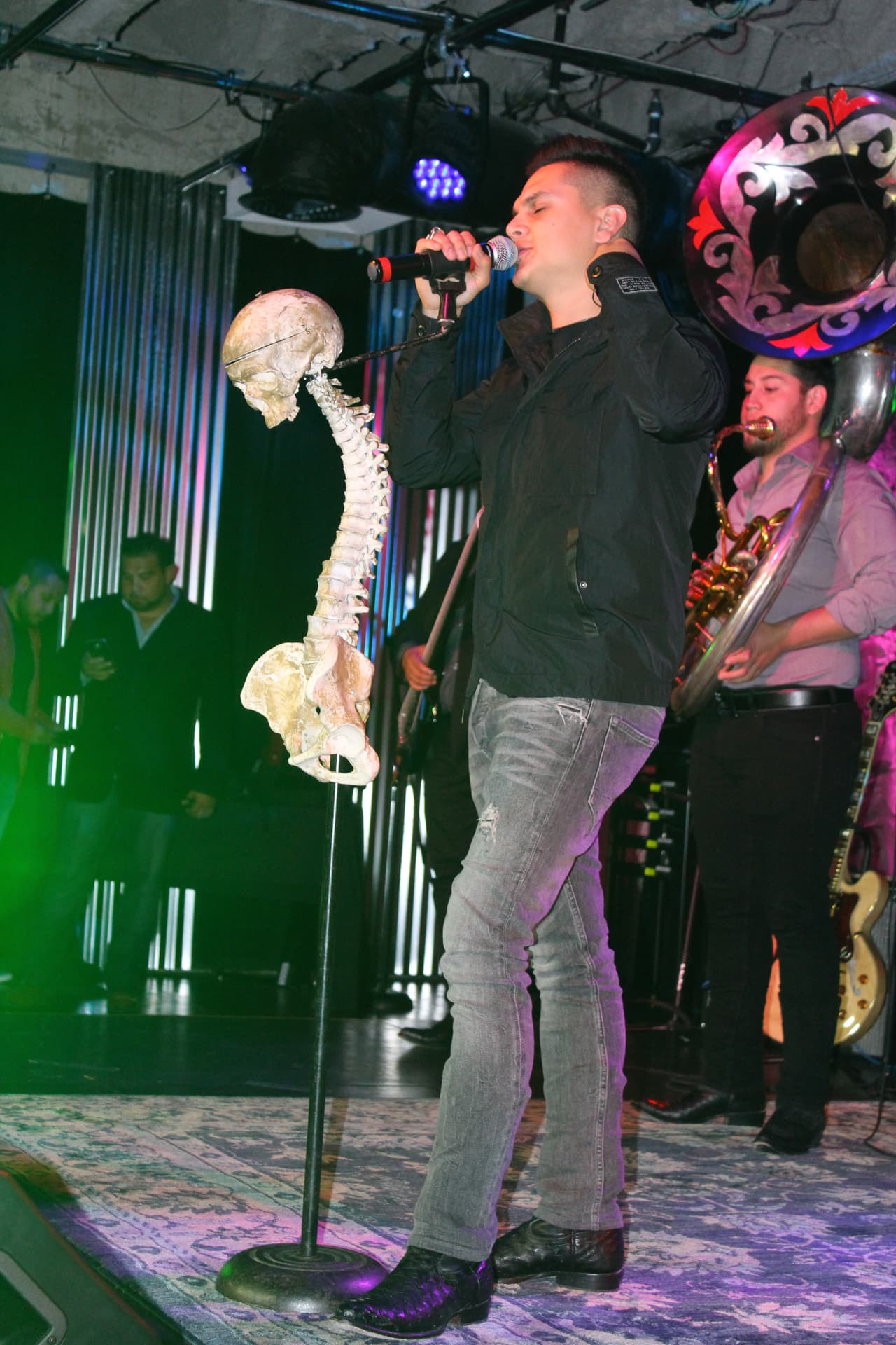 Sí, Federiko, ese esqueleto que siempre está junto a él y que empezó como una broma.