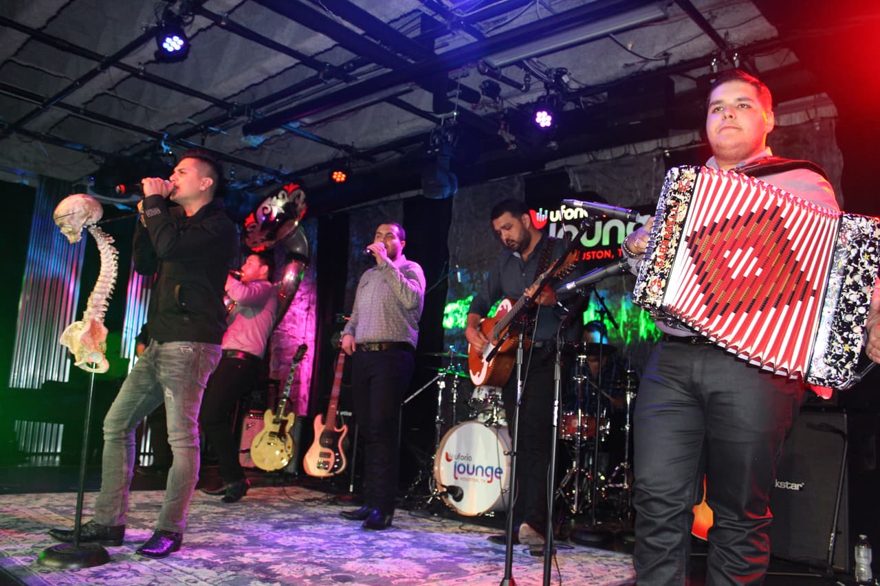 Fue en este concierto donde Regulo Caro presentó por primera vez ante el público su nuevo tema, "Cicatrices".