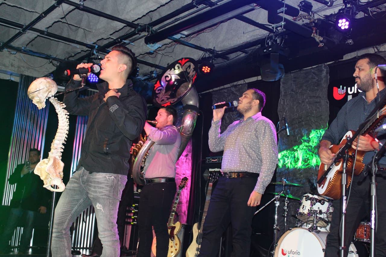 El público celebró esta exclusiva y coreó junto a Regulo Caro sus más grandes éxitos.