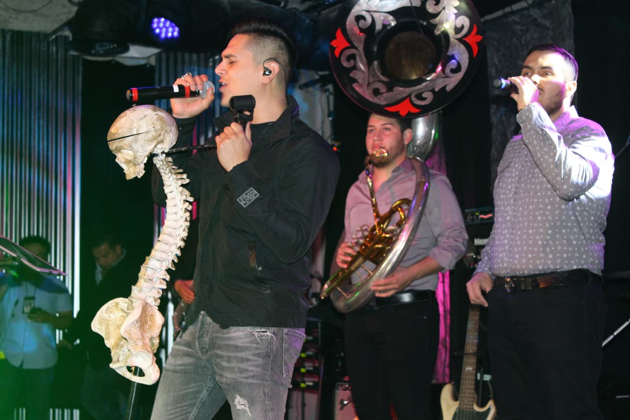 Al artista lo acompañaba su inseparable amigo Federiko.