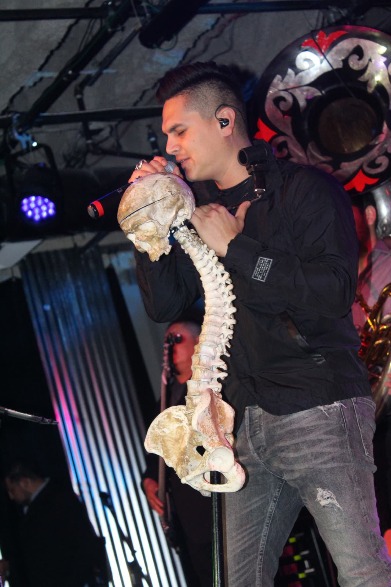 Regulo Caro tuvo una presentación muy íntima en la "Ciudad Espacial" a la que acudieron cerca de 100 personas.