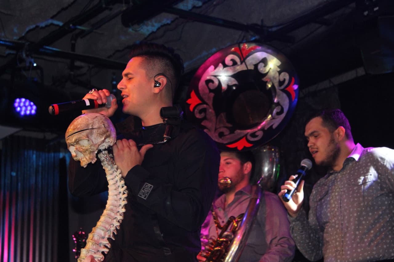 A finales del 2016 el intérprete de ‘Empujando la línea’ 
<a href="http://www.univision.com/entretenimiento/regulo-caro-es-vetado-en-chihuahua-y-se-burla-de-la-sancion-por-cantar-narcocorrido ">se atrevió a cantar sus famosos corridos en Chihuahua</a>, uno de los estados en los que prohíben los narcocorridos y 
<a href="http://www.univision.com/shows/el-gordo-y-la-flaca/a-que-no-adivinan-cuanto-debe-pagar-regulo-caro-por-haber-cantado-uno-de-sus-corridos-en-mexico-video">tuvo que pagar alrededor de 7 mil dólares</a>, según dijo a las cámaras de El Gordo y La Flaca.