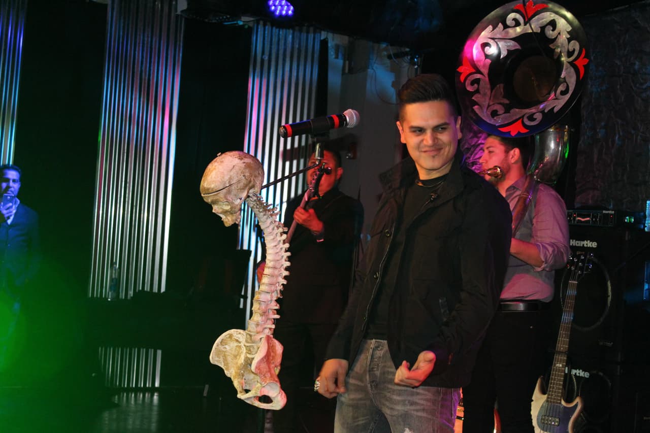 Asegura Régulo Caro que seguirá cantando corridos aunque lo multen o veten en México