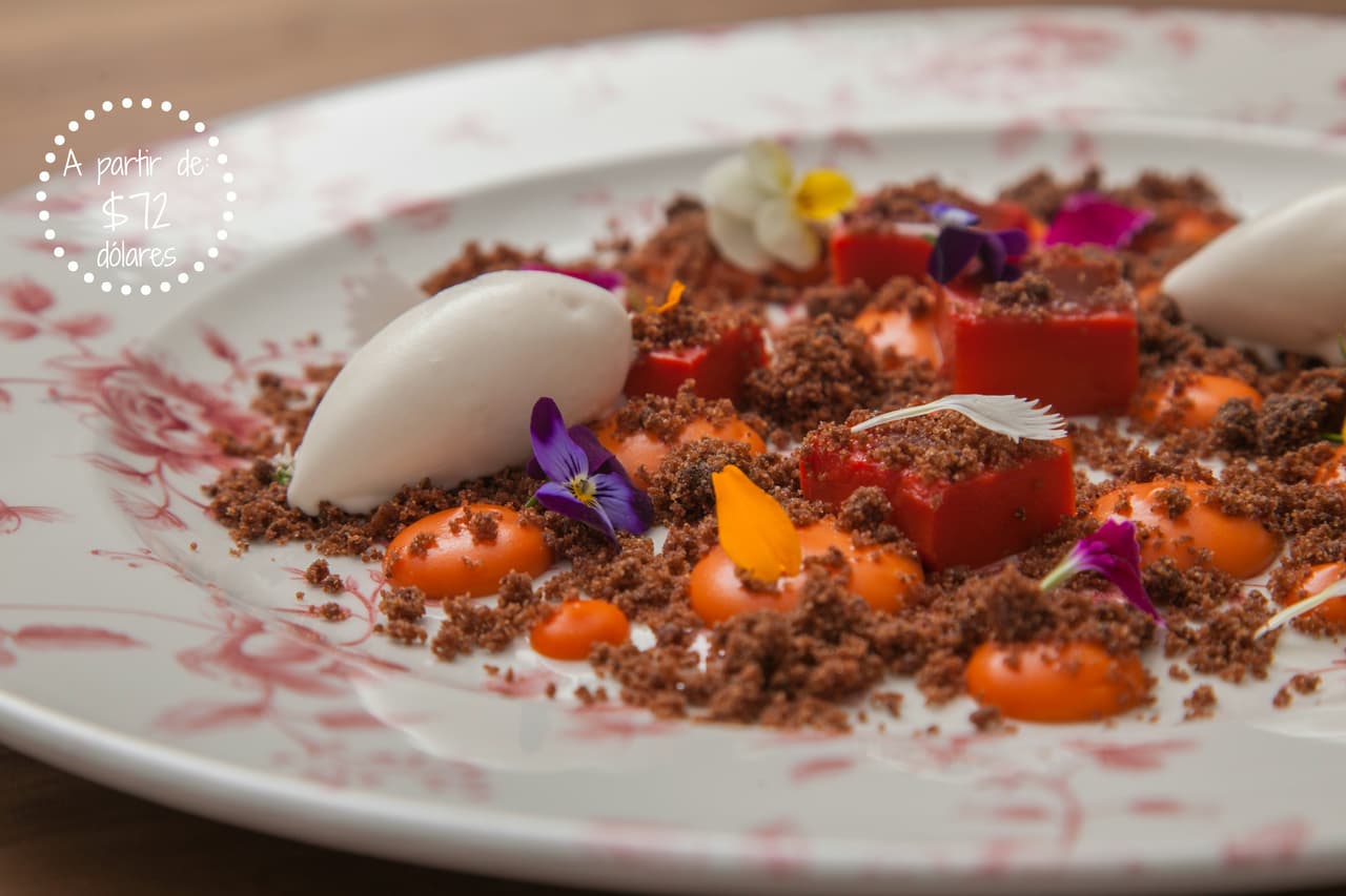 <a href="http://www.quintonil.com/"><b>Quintonil:</b></a>
<br>Bajo la batuta del chef Jorge Vallejo y su esposa Alejandra Flores, 
<b><a href="http://www.univision.com/estilo-de-vida/la-noche-en-que-quintonil-se-convirtio-en-el-mejor-restaurante-de-mexico-y-el-12-del-mundo-video">Quintonil</a></b> está redefiniendo la cocina mexicana. Ingredientes locales de primera calidad y técnicas culinarias internacionales en la cocina de este lugar para ofrecer platillos novedosos que conservan las raíces mexicanas como los huauzontles, una hierba comestible de la región, preparado con queso del estado mexicano de Chiapas y nopales. Quintonil ofrece un menú de 
<b>9 tiempos, que cambia de acuerdo con los ingredientes de la estación, por 72 dólares.</b>
<br>
<br>
<br>