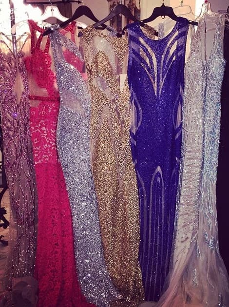 Para los GRAMMY, Paris buscó muchas opciones de vestidos, todos carísimos, por supuesto.