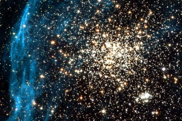 Esta imagen registrada por el telescopio Hubble el 10 de julio 2001 muestra dos cúmulos de estrellas, llamadas NGC 1850, situada en una galaxia vecina llamada la Gran Nube de Magallanes.