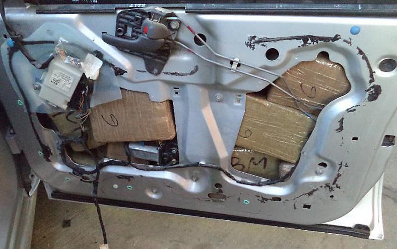 Ventanas abajo. Subir y bajar las ventanas del auto piden los agentes fronterizos.