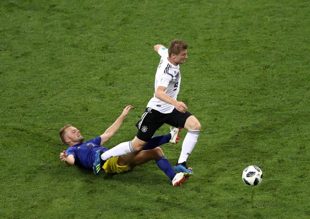 Timo Werner, uno de los más activos por la Mannschaft, aquí desplegando un gran esfuerzo. Eran los momentos de gran desesperación para los campeones vigentes del mundo.