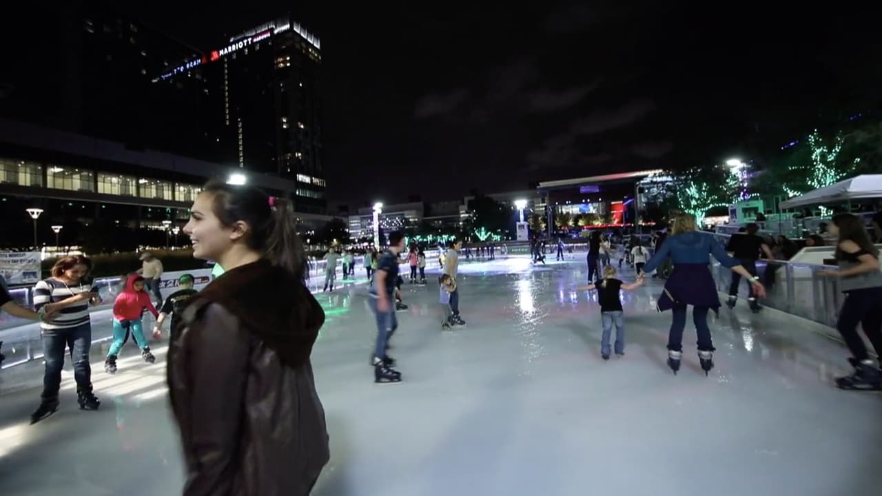 La pista de hielo puede cerrar o retrasarse a veces debido a las condiciones del tiempo. Llama al 713-434-7465 para informarte o consulta discoverygreen.com.