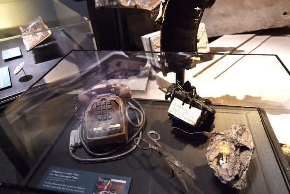 Un teléfono de escritorio, agenda, tijeras y más objetos encontrados en los restos de la zona Cero.