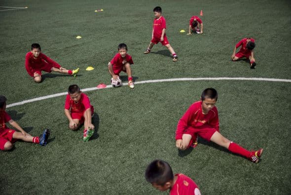 China pone sus esperanzas en estos niños futbolistas que entrenan en la academia de fútbol más grande del mundo.