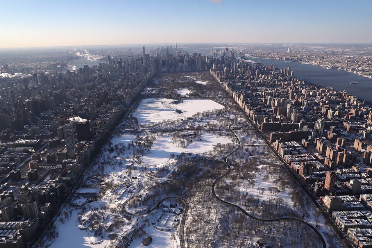 La ‘bomba meteorológica’ dejó pintado de blanco el Central Park en Nueva York.