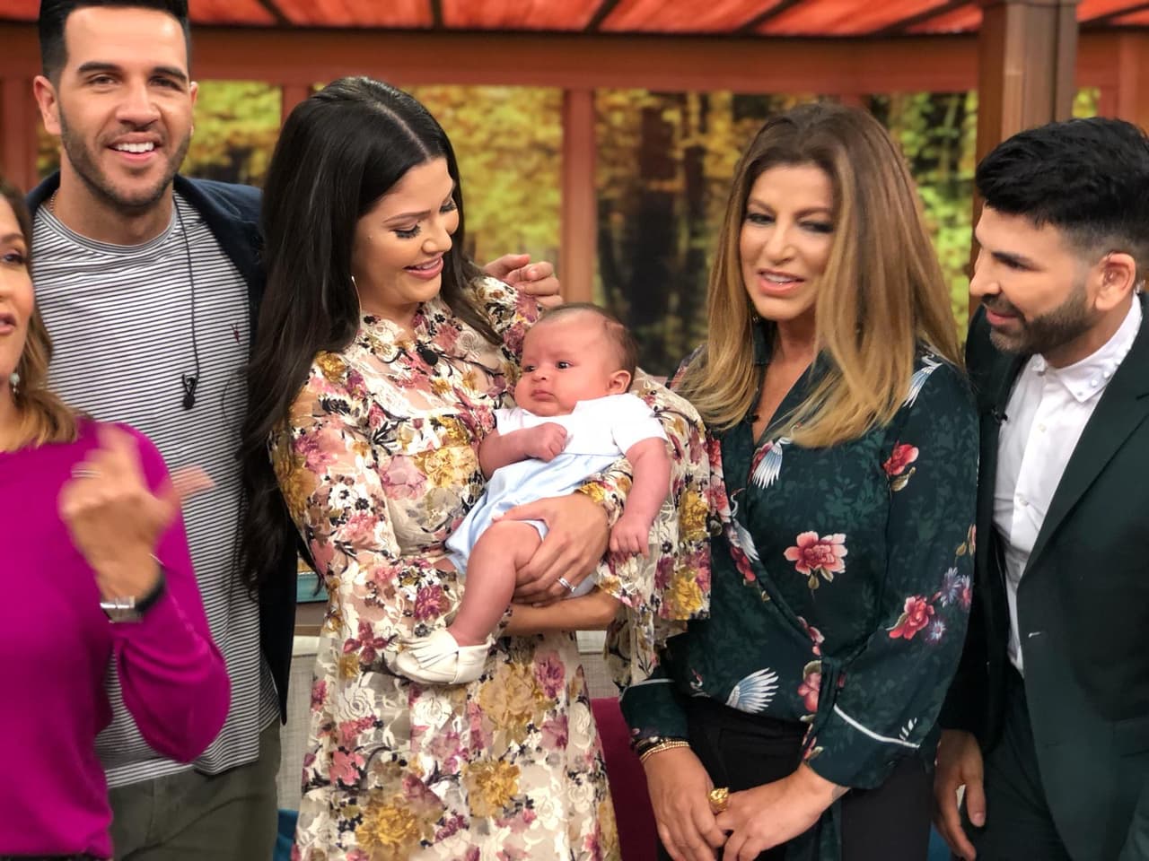 Gael estuvo muy tranquilito en brazos de mamá, viendo atento a todos los que llegaban a saludarlo.