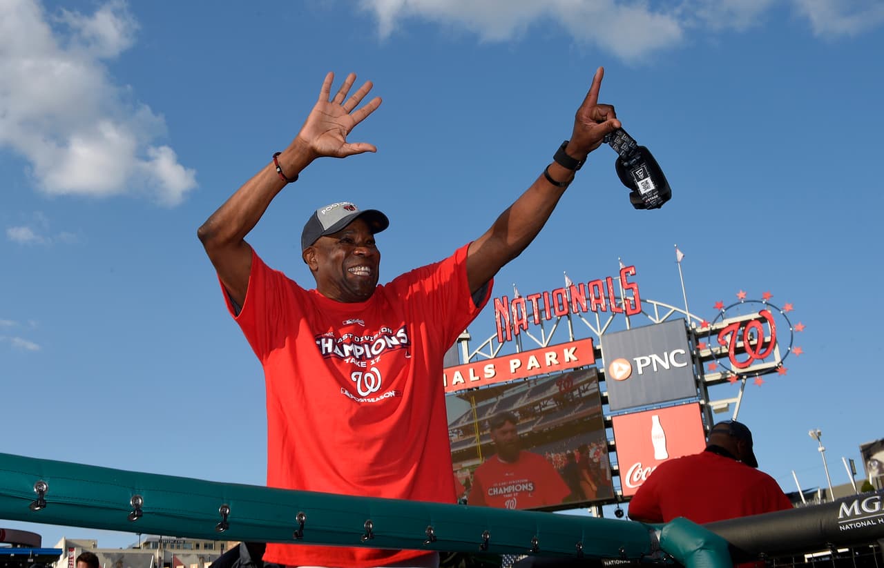 El manager de los Nacionales de Washington, Dusty Baker, saluda al público durante la celebración por la conquista del título de la División Este de la Liga Nacional, el domingo 10 de septiembre de 2017 (AP Foto/Nick Wass)