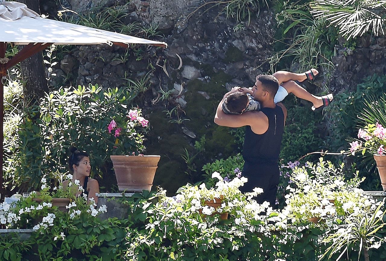 La agencia Grosby Group. publicó imágenes inéditas de la convivencia de Younes Bendjima con los hijos de Kourtney en Italia.