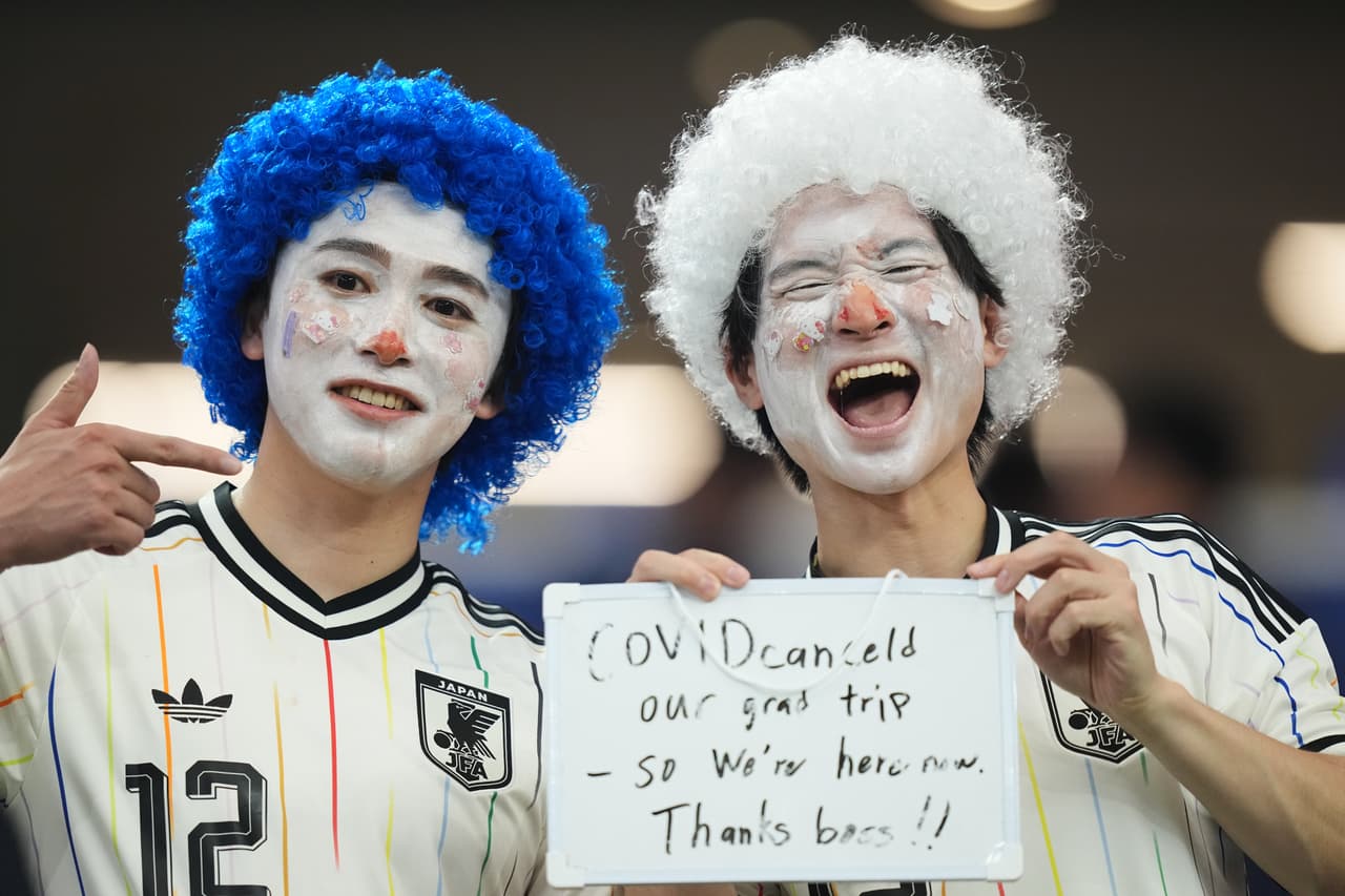 Aficionados japoneses posan para una foto durante un partido del Grupo F de la Copa Mundial entre los Países Bajos y Japón en Arlington, Texas, cerca de Dallas, el domingo 14 de junio de 2026.