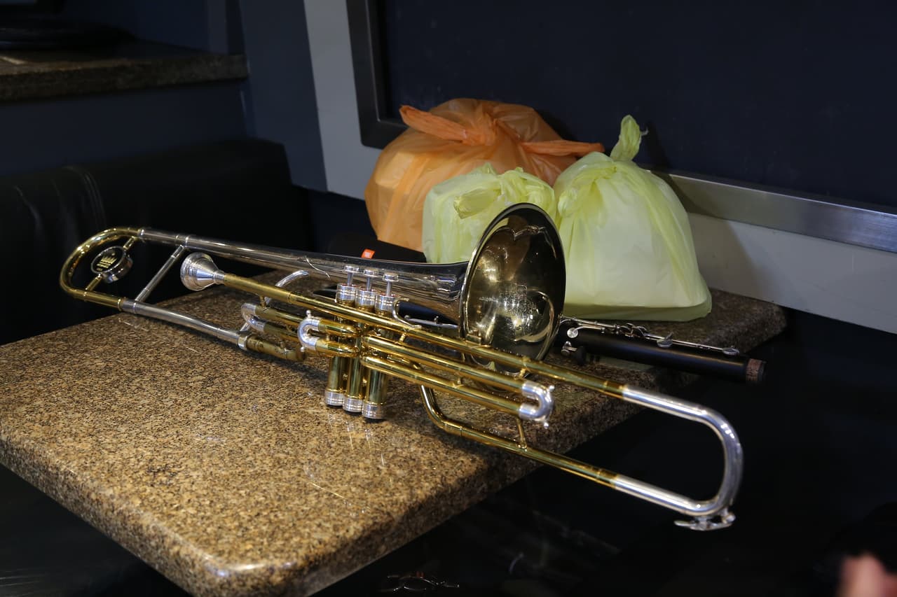 Una vez el bus llega a su destino final, la acción comienza para los integrantes de El Recodo, quienes empiezan a ensayar los instrumentos y a ultimar cada detalle para subir al escenario y complacer al público.