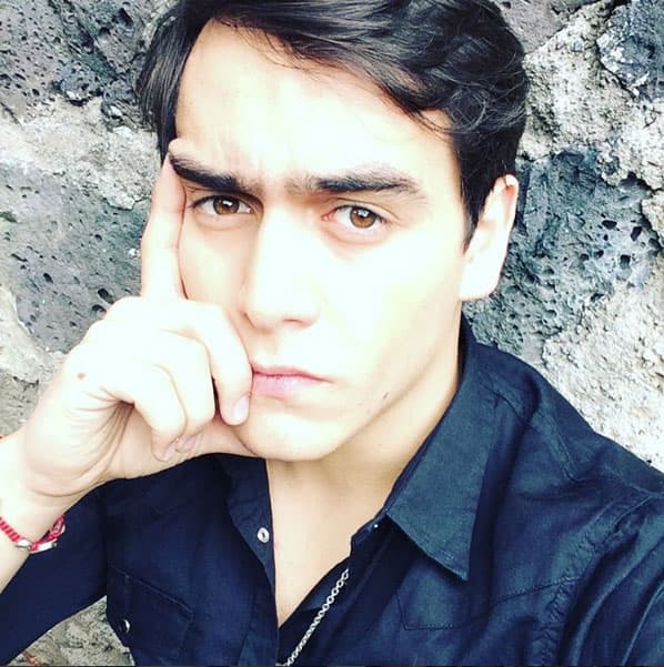 Este joven galán descubrió desde muy chico su talento para componer, al igual que su padre.