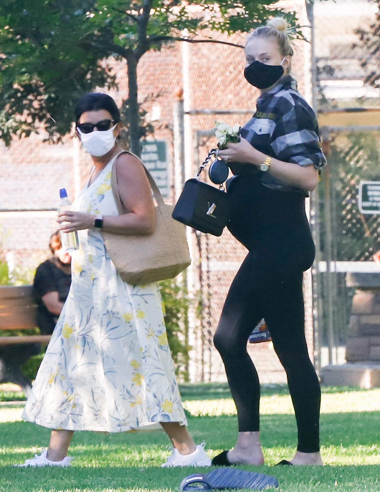 En la mayoría de las fotografías que la muestran embarazada, la actriz fue vista utilizando leggins.