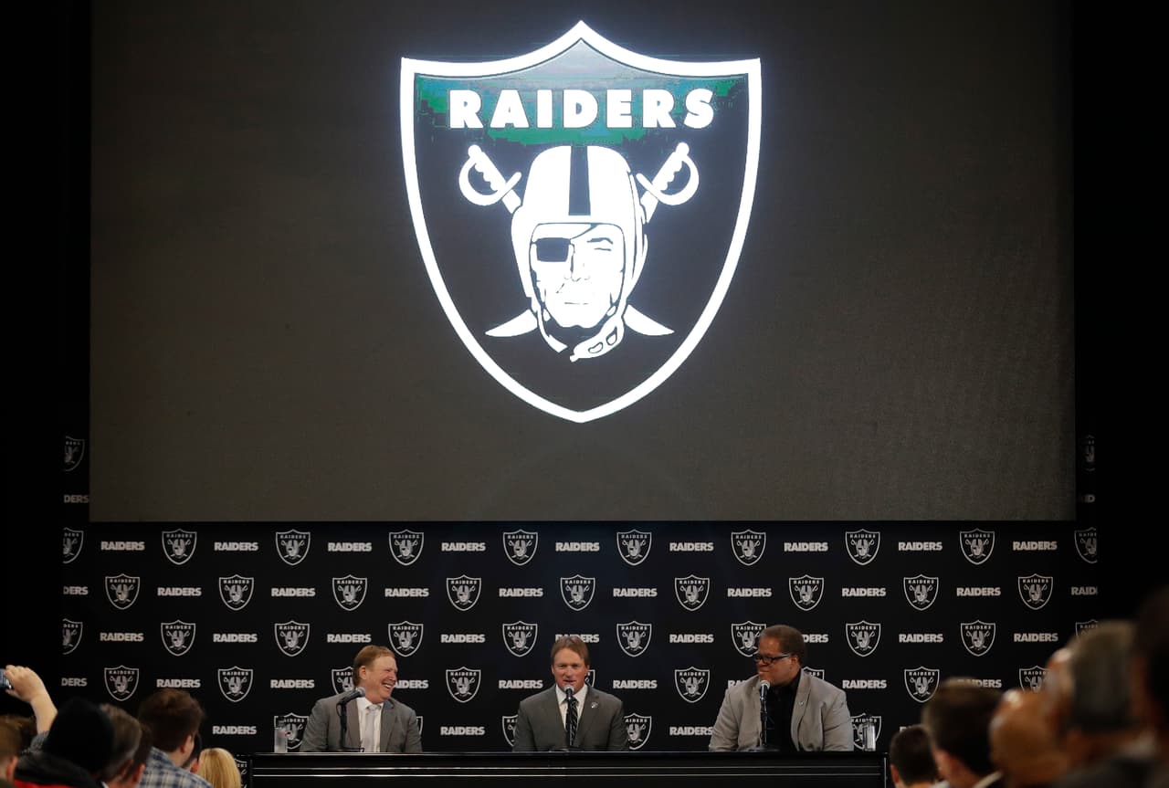 Jon Gruden durante su presenteación como nuevo head coach de los Oakland Raiders.