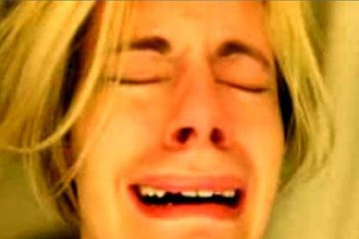 <b>YOUTUBE</b>
<br>
<b>Si te encanta el drama y una parte de ti quiere llegar a ser fenómeno viral, no dudes en hacer un video despidiéndote de tu pareja.</b>
<br>