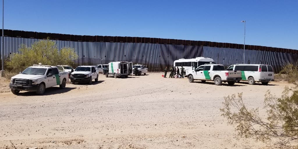 Varios agentes respondieron al área en el muro fronterizo para ayudar con el transporte y el procesamiento de las 68 personas.