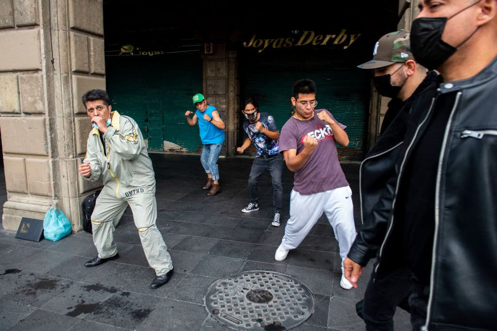 Otras personas aprovecharon para continuar con su práctica de boxeo o para iniciarla. "Después de tanto tiempo que empezamos, ahorita tengo ya como seis meses entrenando diario", dijo por su parte Alfonso Romero, de 64 años quien practica boxeo desde los 6 años.
<br>