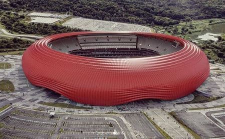Hayri Atak Architectural Design Studio es famoso por sus diseños modernos tanto para interiores como exteriores. Dentro de sus últimas propuestas está la de un estadio deportivo con una llamativa cubierta roja. Al igual que el hotel, por ahora es solo una idea.