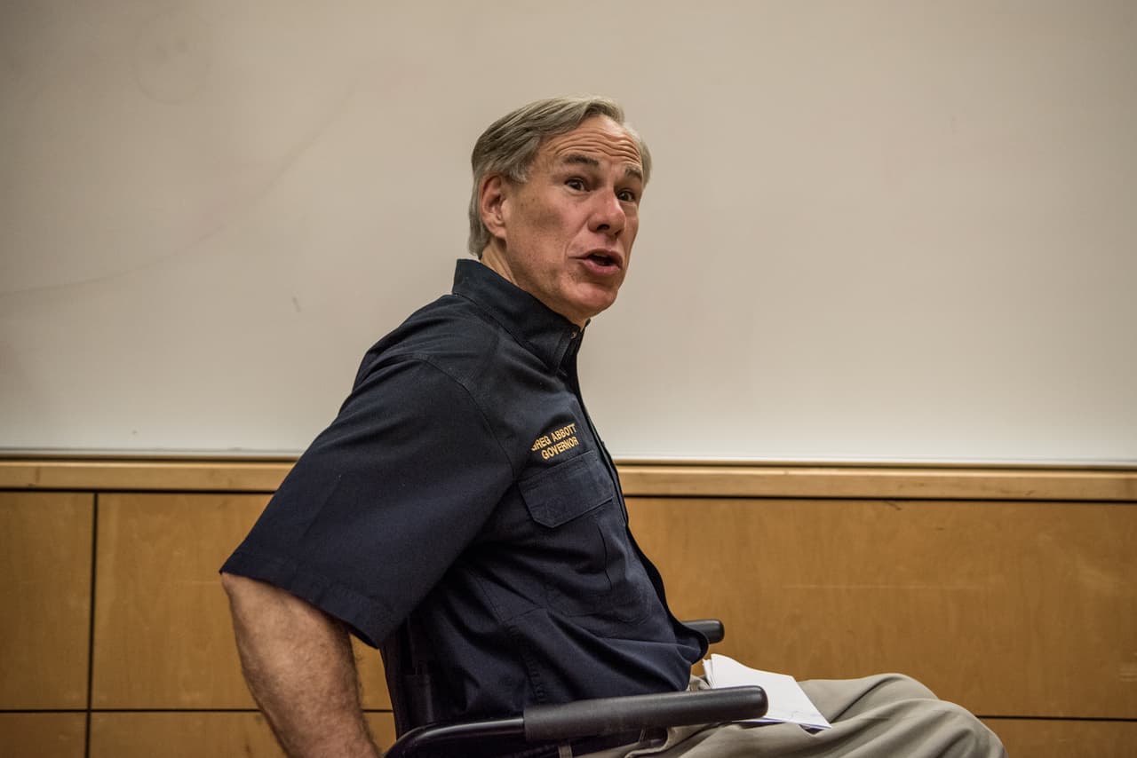 Legisladores republicanos demandan a Abbott por un contrato para rastrear al coronavirus en Texas