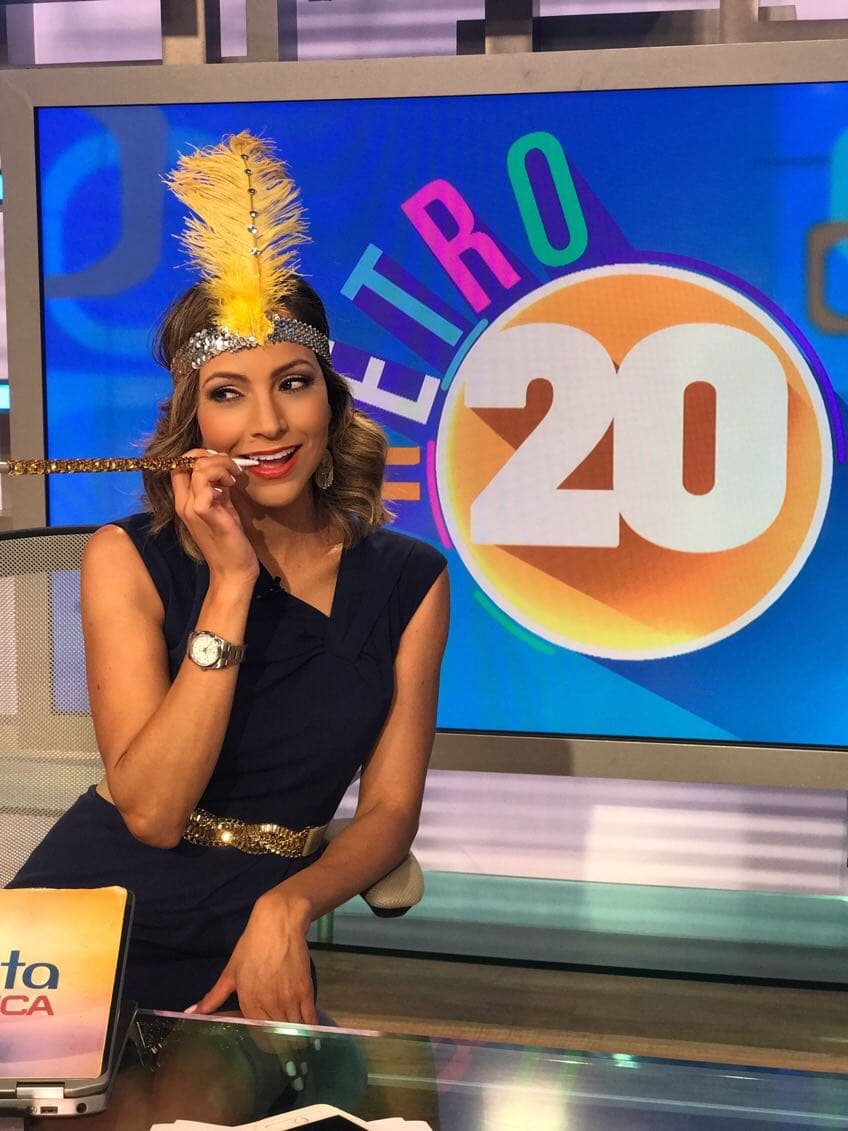 Satcha Pretto también se sumó al jueves de antaño luciendo una cinta con plumas en la cabeza y mostrando la característica boquilla para cigarro de esos tiempos.