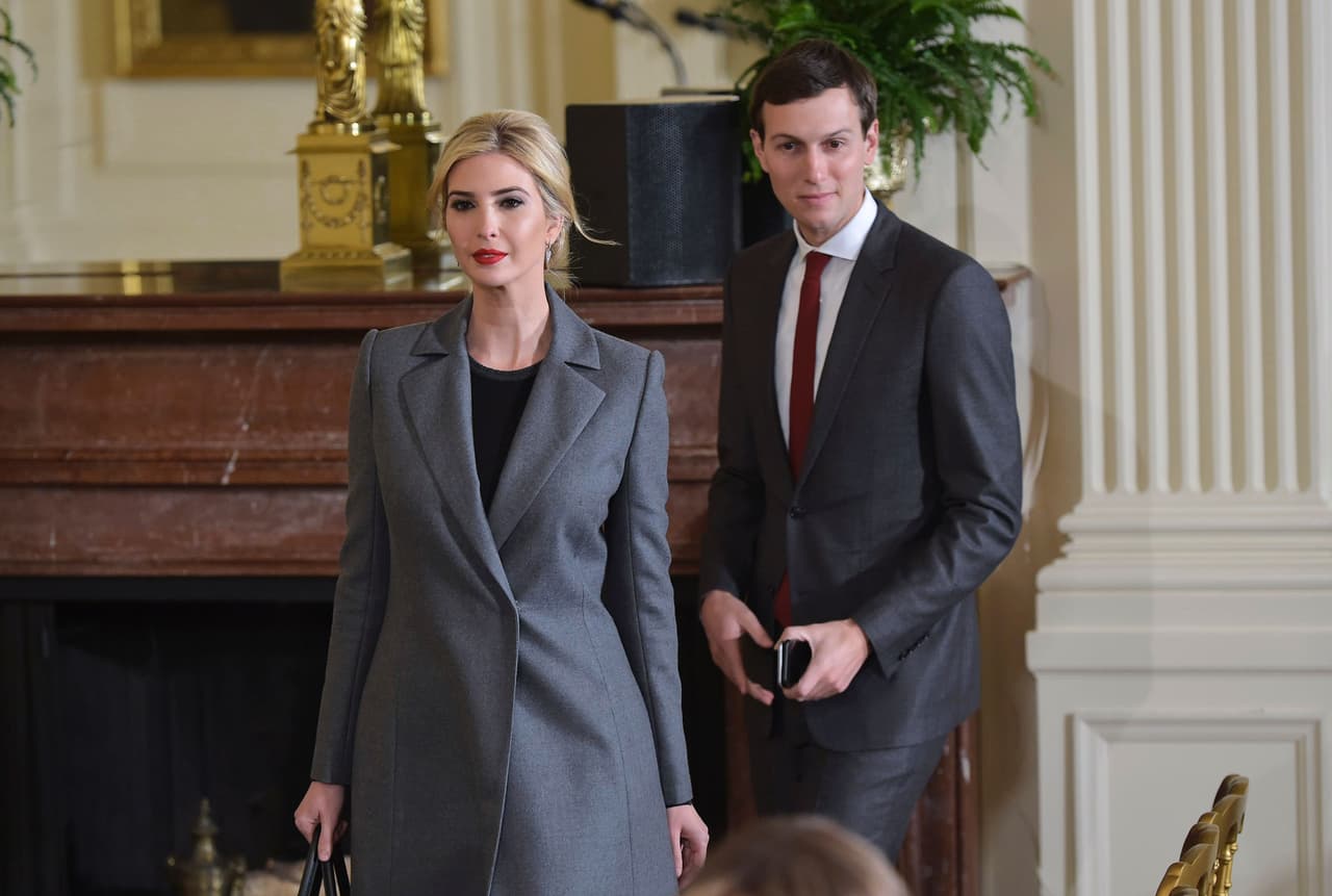 Lejos del colorido y de la ligereza protocolaria que se puede permitir una empresaria joven que gobierna negocios de moda, en su transición hacia la política, Ivanka Trump ha depurado su clóset abrazando siluetas clásicas emblemáticas de las mujeres cuando tienen que conquistar universos típicamente masculinos. Es caso del 
<i>power suit</i> o sastre pantalón que usó el 15 de febrero para la rueda de prensa con el primer ministro israelí, Benjamin Netanyahu. Su apuesta no solo trajo a la mente a Hillary Clinton y su revolución estética, sino que invocó a todas esas mujeres que hicieron su paso al mundo laboral desde los años 30 usando este poderoso conjunto.