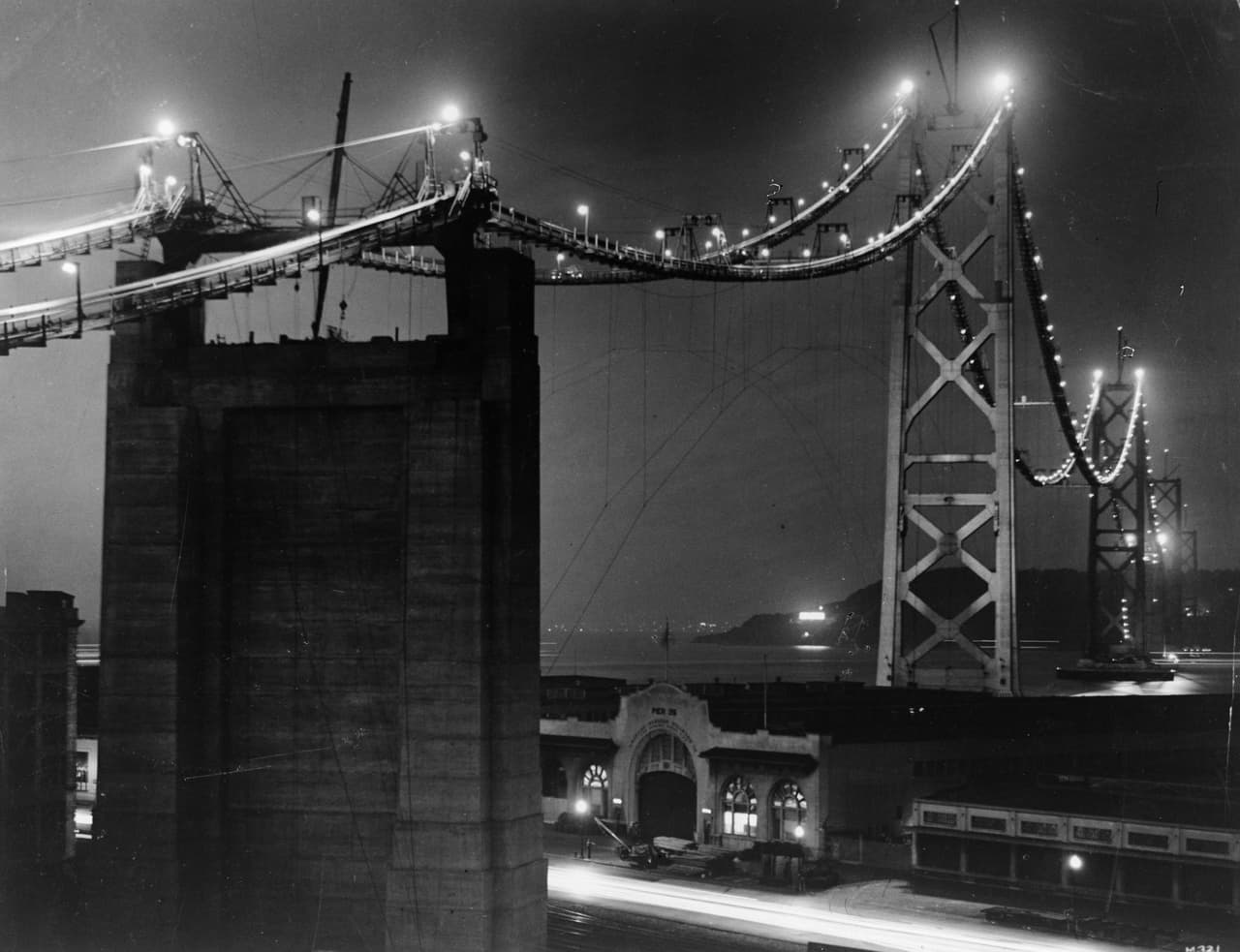 <b>El puente San Francisco-Oakland Bay</b>.
<br>
<br>Fue un proyecto de la ‘corporación financiera de reconstrucción’, una agencia que comenzó bajo Hoover pero se convirtió en parte de los esfuerzos del ‘New Deal’ de Roosevelt para mejorar la infraestructura del país. 
<br>
<br>Su construcción comenzó en 1933 y se inauguró en 1936. Con su longitud de ocho millas fue en ese momento el puente más largo del mundo.
<br>