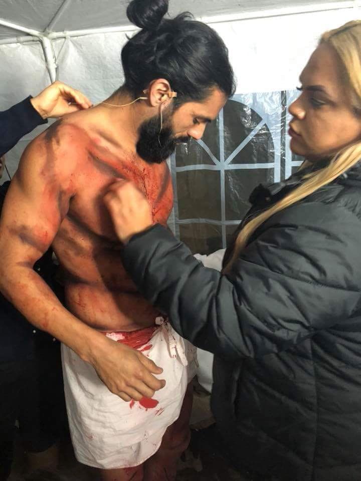 En cada función el actor se somete a un proceso de caracterización, donde lo maquillan, le ponen cicatrices y sangre artificial.