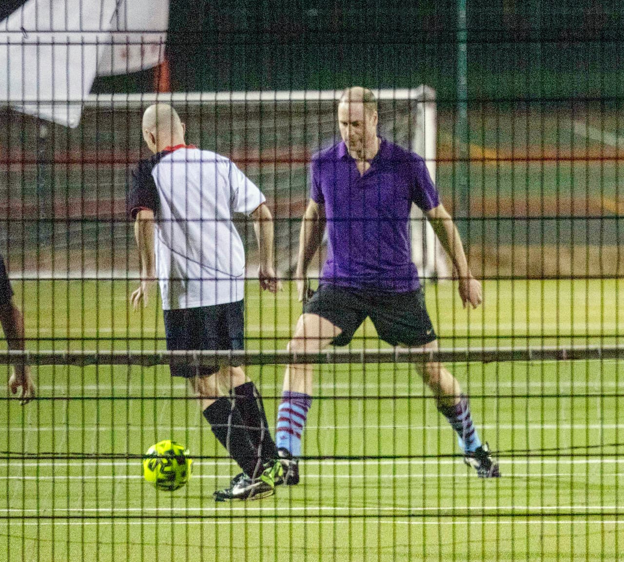 <b><a href="https://www.univision.com/famosos/el-principe-william-disfruta-la-victoria-de-su-equipo-favorito-de-futbol-en-compania-de-su-familia-fotos" target="_blank">A través del futbol</a></b>, el duque intenta ayudar y plantear la cuestión del bienestar mental entre los hombres.
<br>