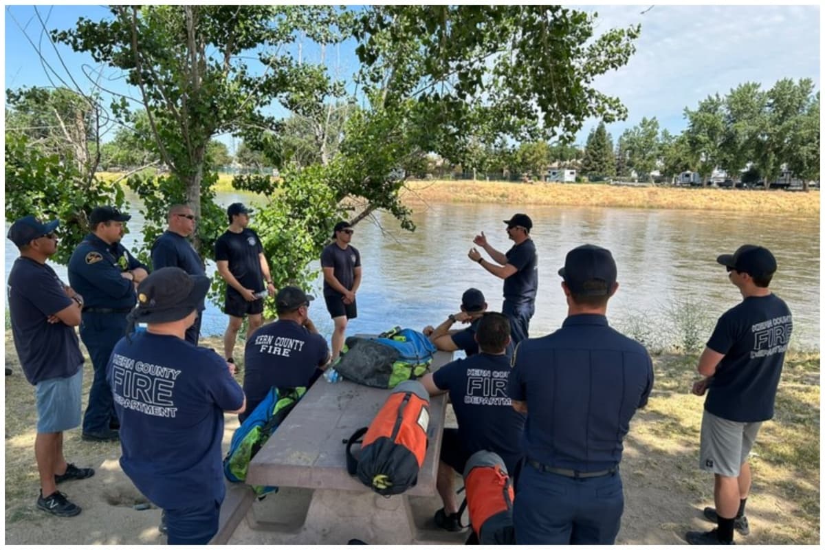 Esta es una capacitación anual por la que pasan los miembros de búsqueda y rescate, solo que esta vez les tocó el río con un alto nivel.