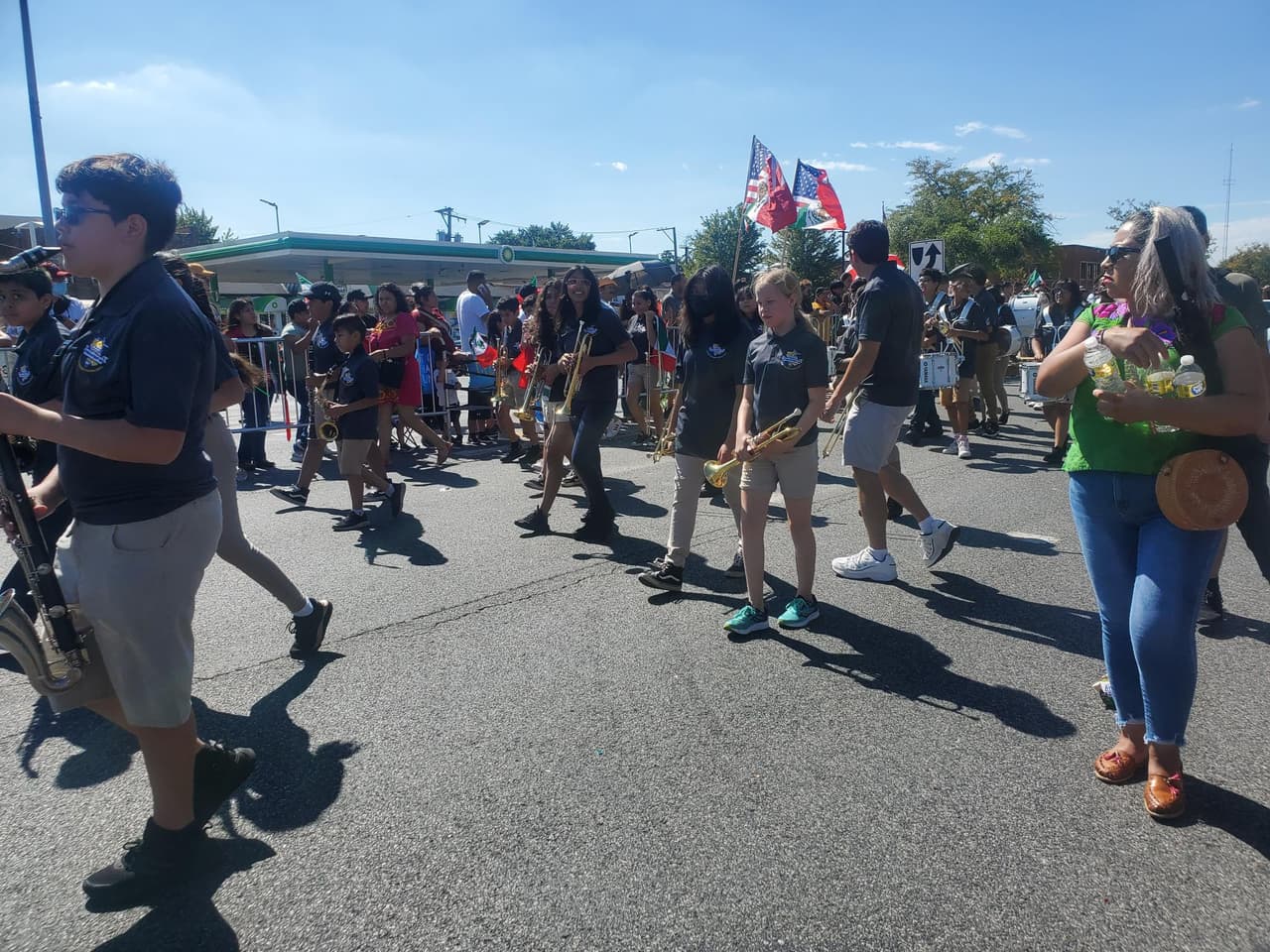 Desfile por día de la Independencia de México en Cicero. Decenas de personas disfrutaorn del recorrido de la banda y los carros alegóricos.